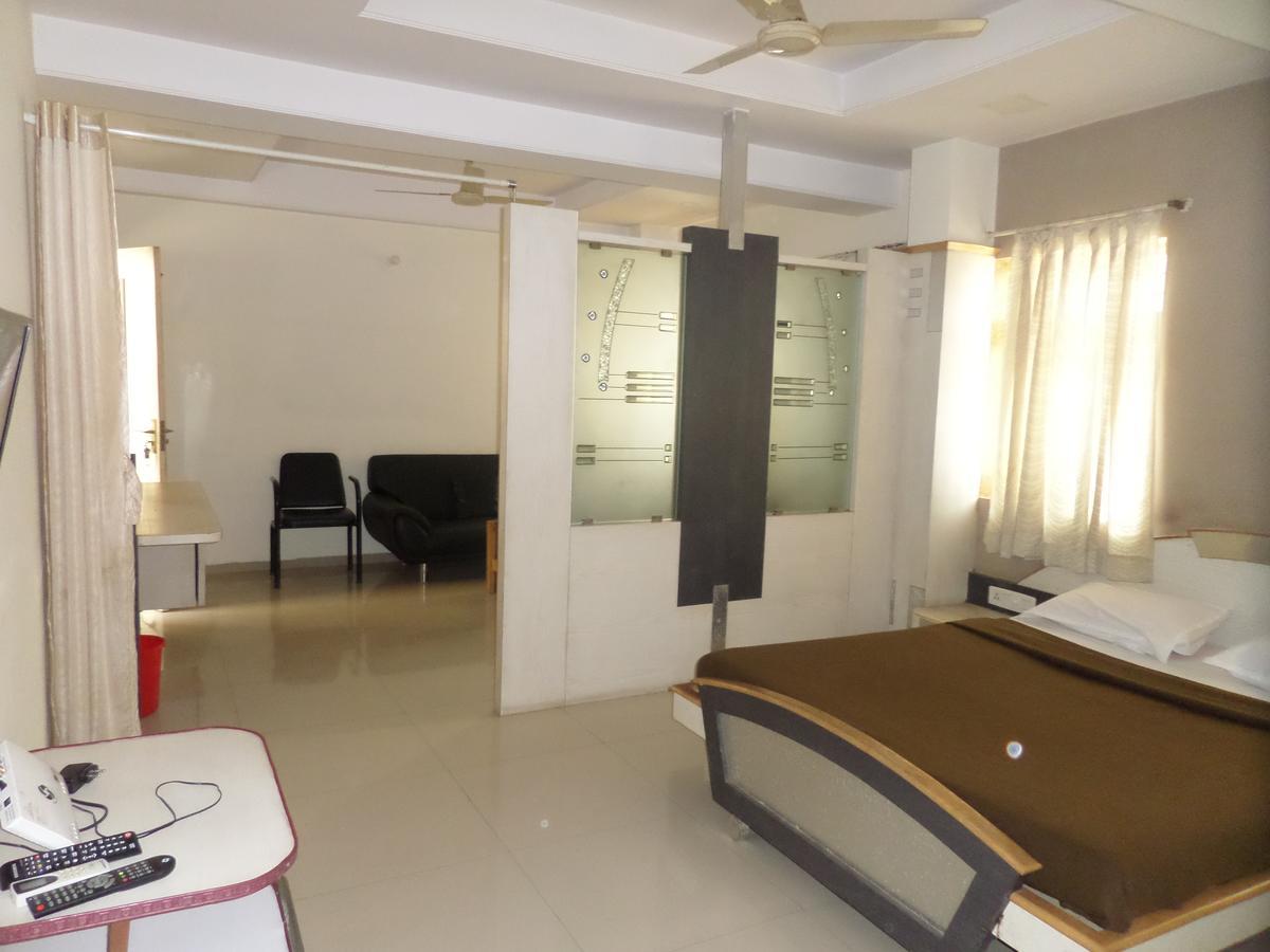 Hotel Sadanand Sāngli Екстериор снимка