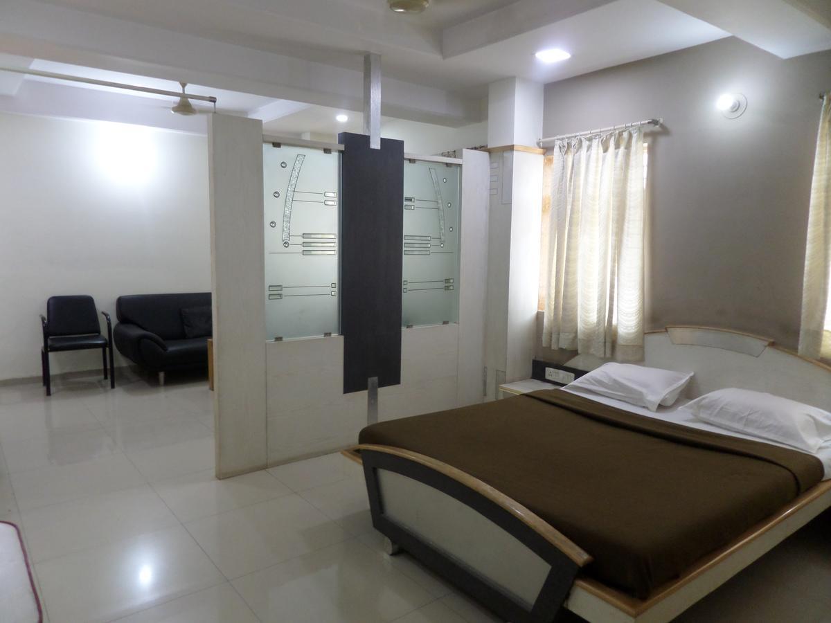 Hotel Sadanand Sāngli Екстериор снимка